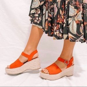 Size 8 orange universal thread platform sandals